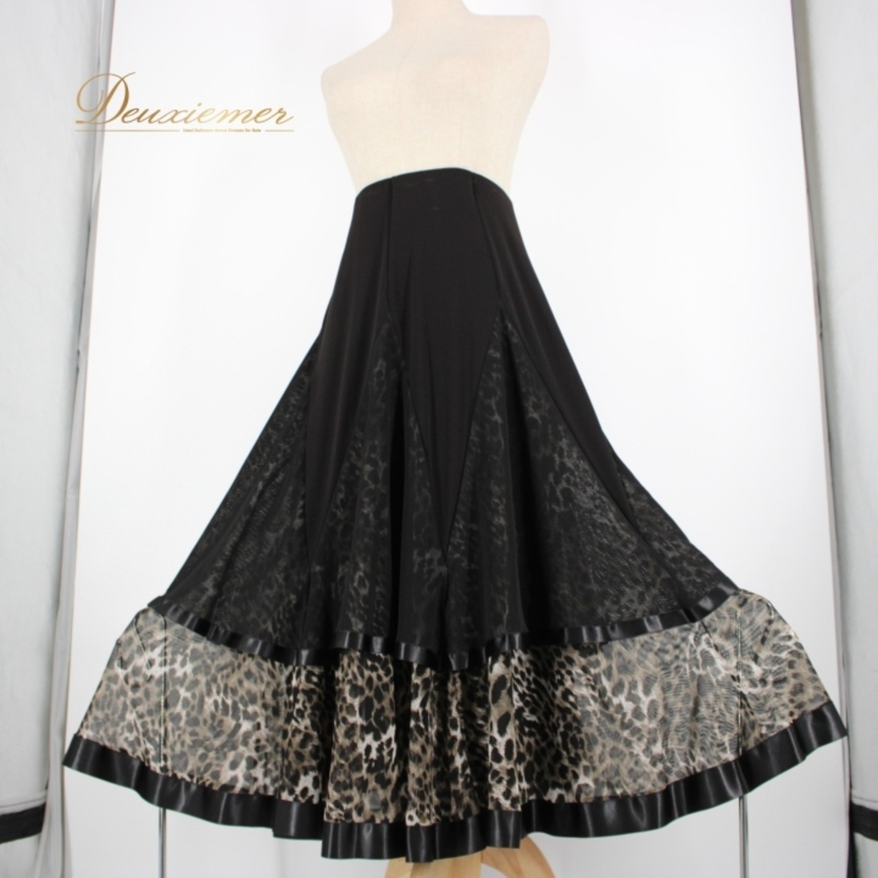 社交ダンス 衣装 スタンダード スカート レッスンウェア 練習着 オールシーズン ヒョウ柄 黒 ブラック系 シック 透け感 アニマル柄 かわいい 大きく広がる裾 ダンス映え 伸縮性 ウエストゴム仕様 おしゃれ 可愛い お出かけ パーティー 着痩せ トレンド レディース スポーティー セクシー 安全 スタイリッシュ エレガント フェミニン