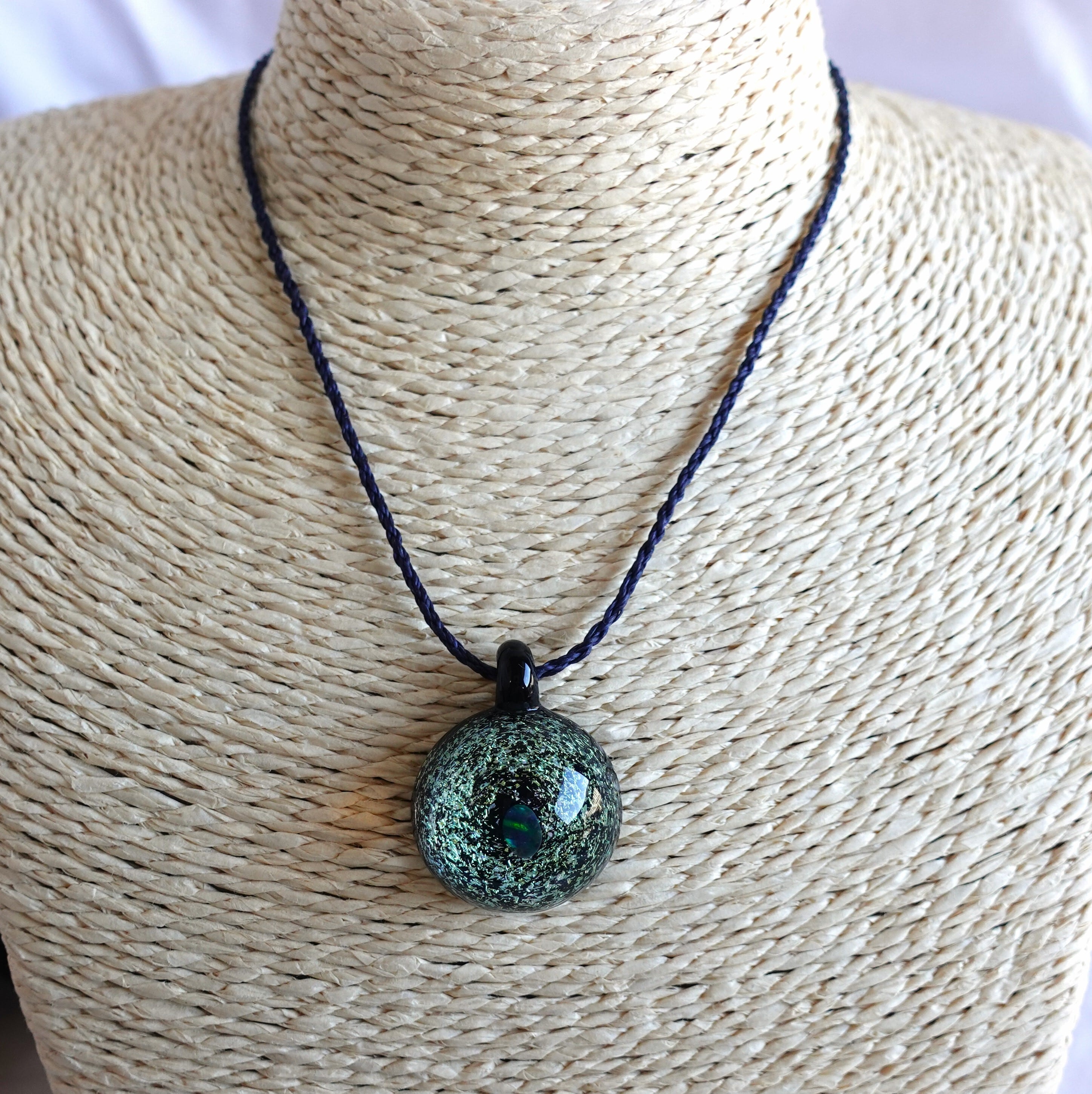 キラキラ ～宇宙のようなガラスの煌めき～ オパール入りペンダント