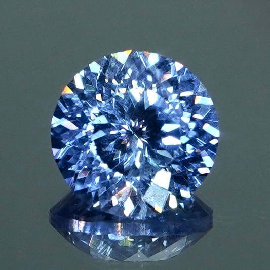 サファイア　高級品　ハンドメイド 上品に輝く青い結晶 0.57ct 天然ブルーサファイア | Frederick's