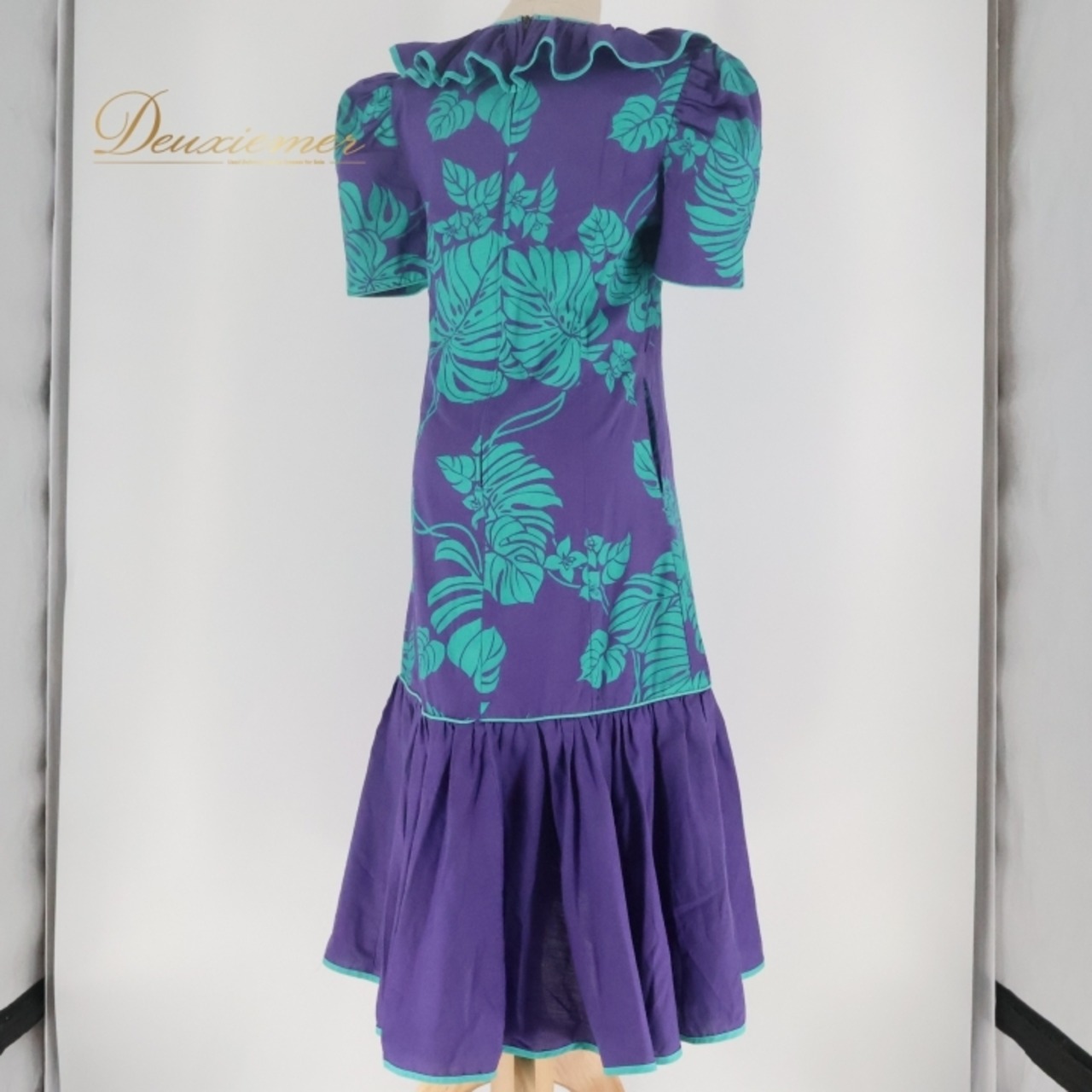 フラダンス 衣装 ワンピース ドレス Xina Ann パープル系 アシンメトリー フリル パフスリーブ モンステラ柄 かわいい 華やか 鮮やか ポケット ハワイアン アロハ ハワイアンプリント フラ ダンス レッスン 練習 グリーン系 美しい エレガント