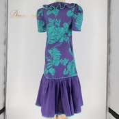 フラダンス 衣装 ワンピース ドレス Xina Ann パープル系 アシンメトリー フリル パフスリーブ モンステラ柄 かわいい 華やか 鮮やか ポケット ハワイアン アロハ ハワイアンプリント フラ ダンス レッスン 練習 グリーン系 美しい エレガント