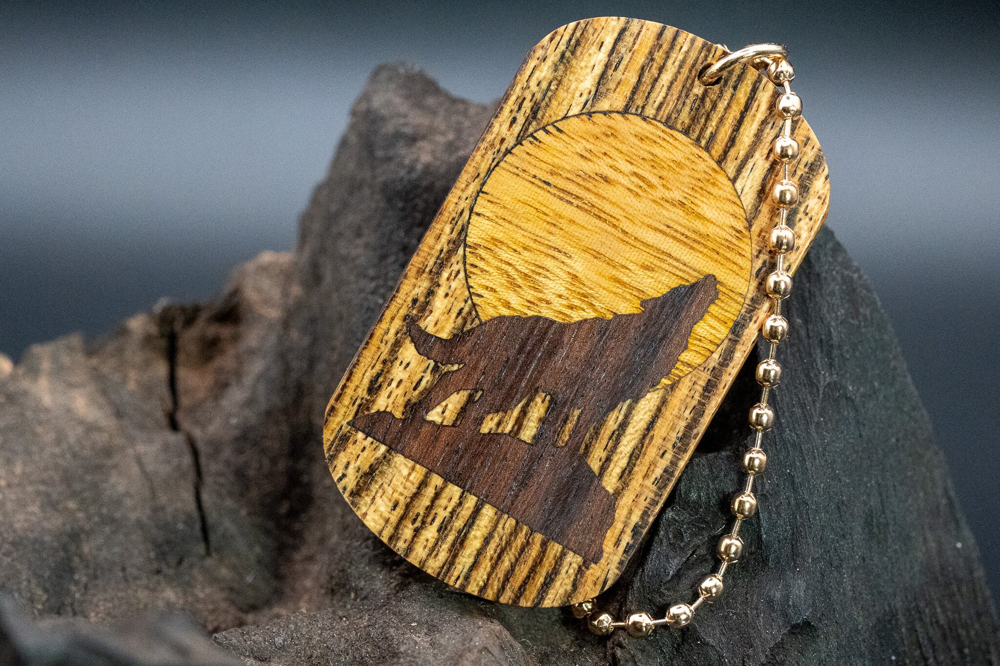 【黄王檀】リオグランデパリサンダー ドッグタグ 象嵌 月と狼