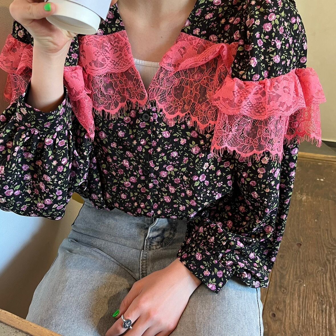 パフショルダーフラワーフリルシャツ_LN01005