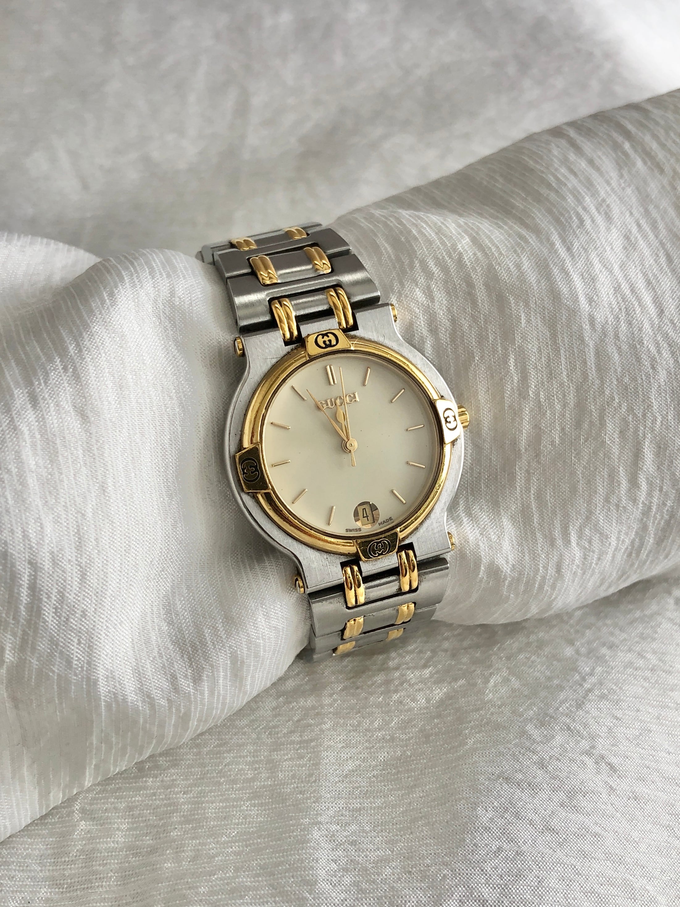 GUCCI グッチ 腕時計 シルバー×ゴールド ロゴ ステンレススチール 9000M vintage ヴィンテージ オールド vzg4zk
