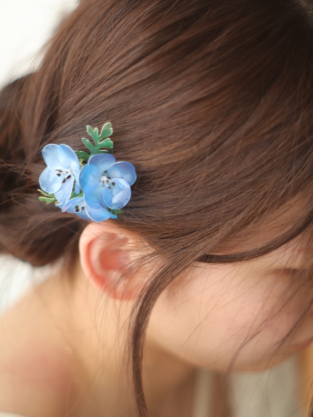 小さな紅掛空色のネモフィラの髪飾り