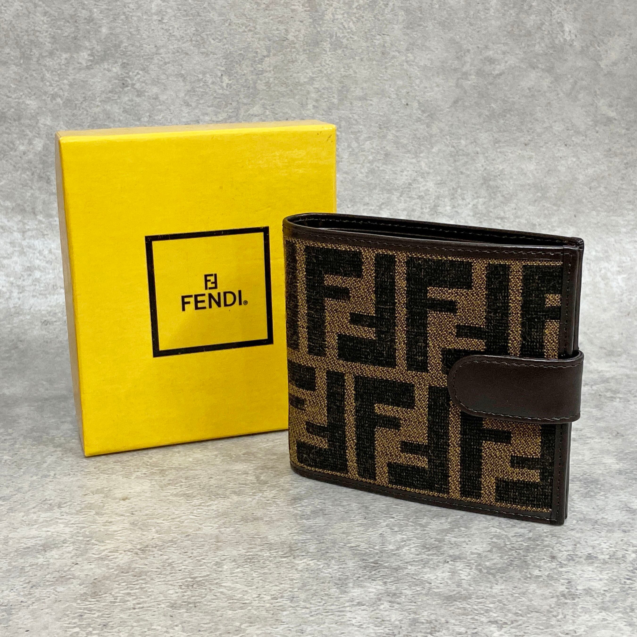 美品 フェンディ FENDI 二つ折り 財布 ズッカ柄 コンパクト