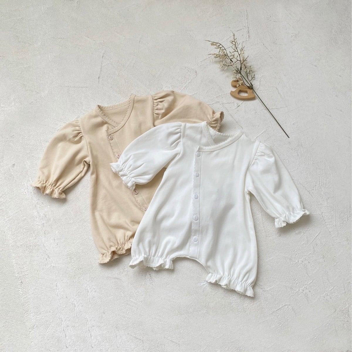 ,前開きで着せやすい フリル袖の新生児コットンロンパース