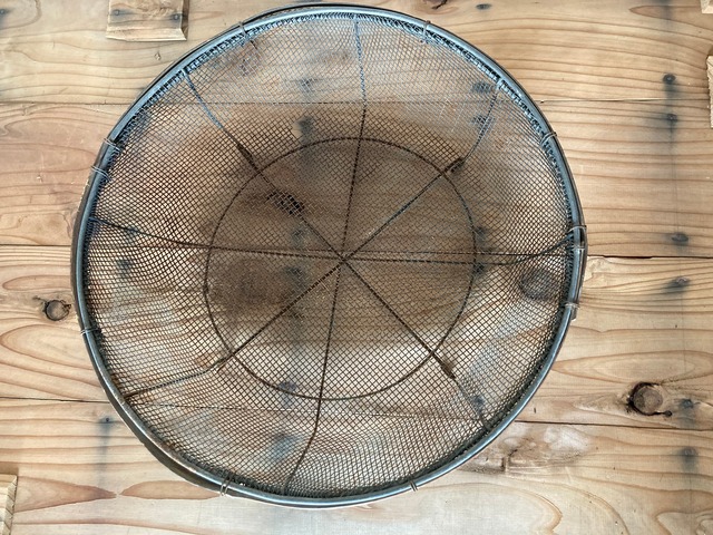 ヴィンテージの脚付きざる