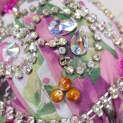 ベリーダンス オリエンタル 衣装 上下セット ピンク系 トップス スカート アーム アーム飾り 紫 緑 花柄 鮮やか かわいい ダンス衣装 ラインストーン ビーズ 豪華 装飾 ステージ イベント 華やか パープル系 グリーン系