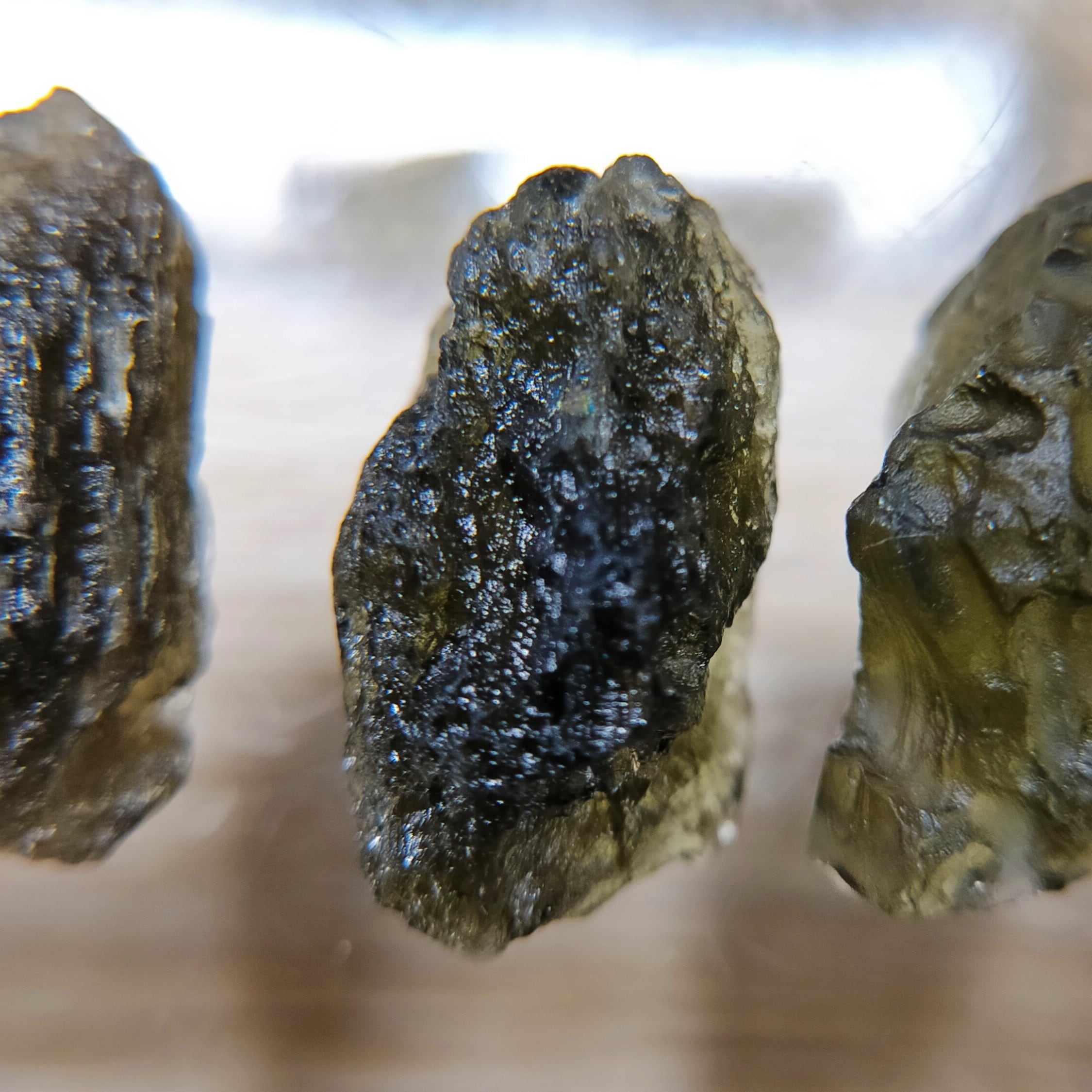 高品質 天然 モルダバイト 原石カット パーツ ④ 2.0g 縦穴貫通 隕石 ...