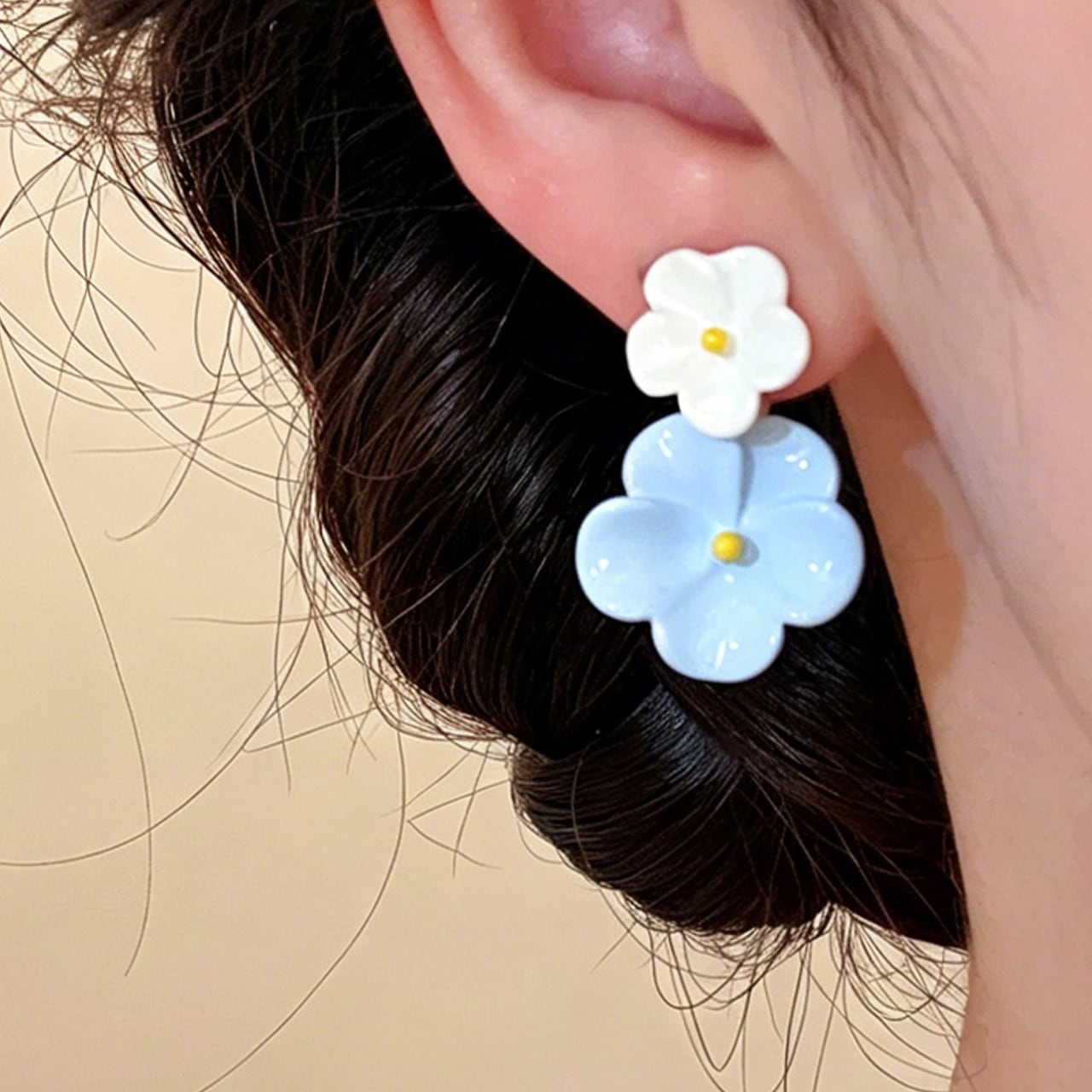 R47 .青と白の花モチーフのイヤリング（ノンホールピアス） | GIFTUU