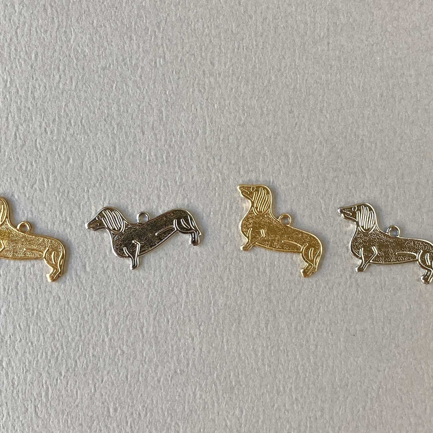 〈新色追加〉USA真鍮 ダックス犬シンプルプレートチャーム(20mm)
