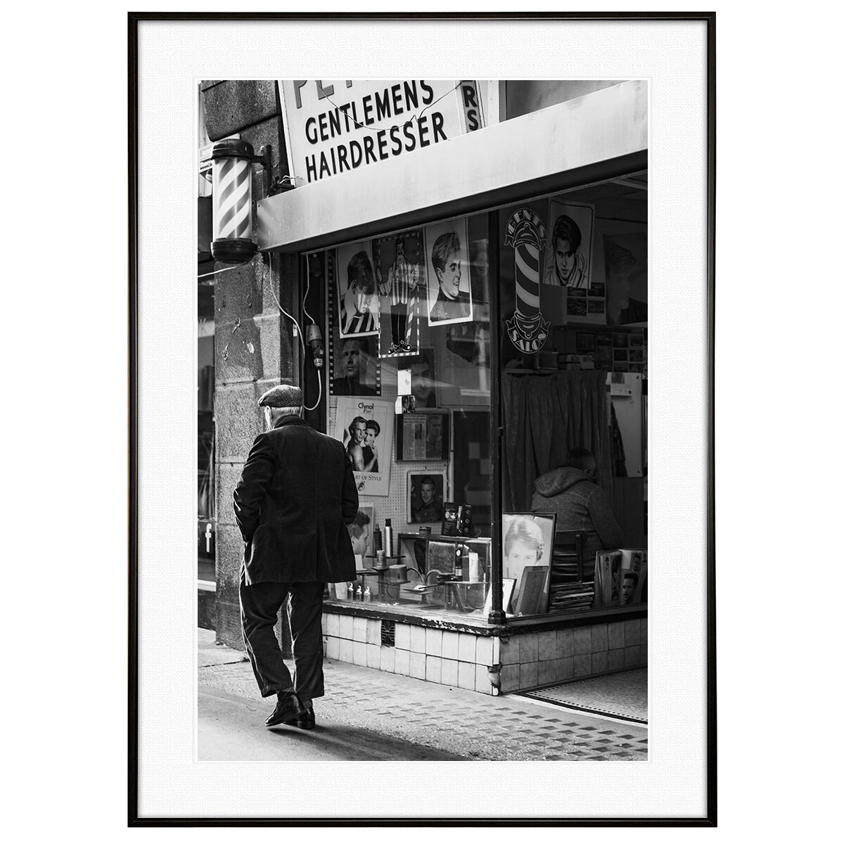 イギリス写真 ロンドン レザー レーン 理髪店の前を歩く男性 インテリア モノクロアートポスター額装 AS1839