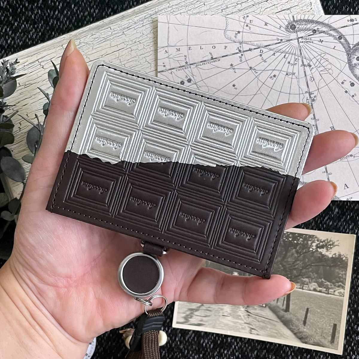 革のビターチョコ IDホルダー（銀の包み紙） | キッサ・ティールームス