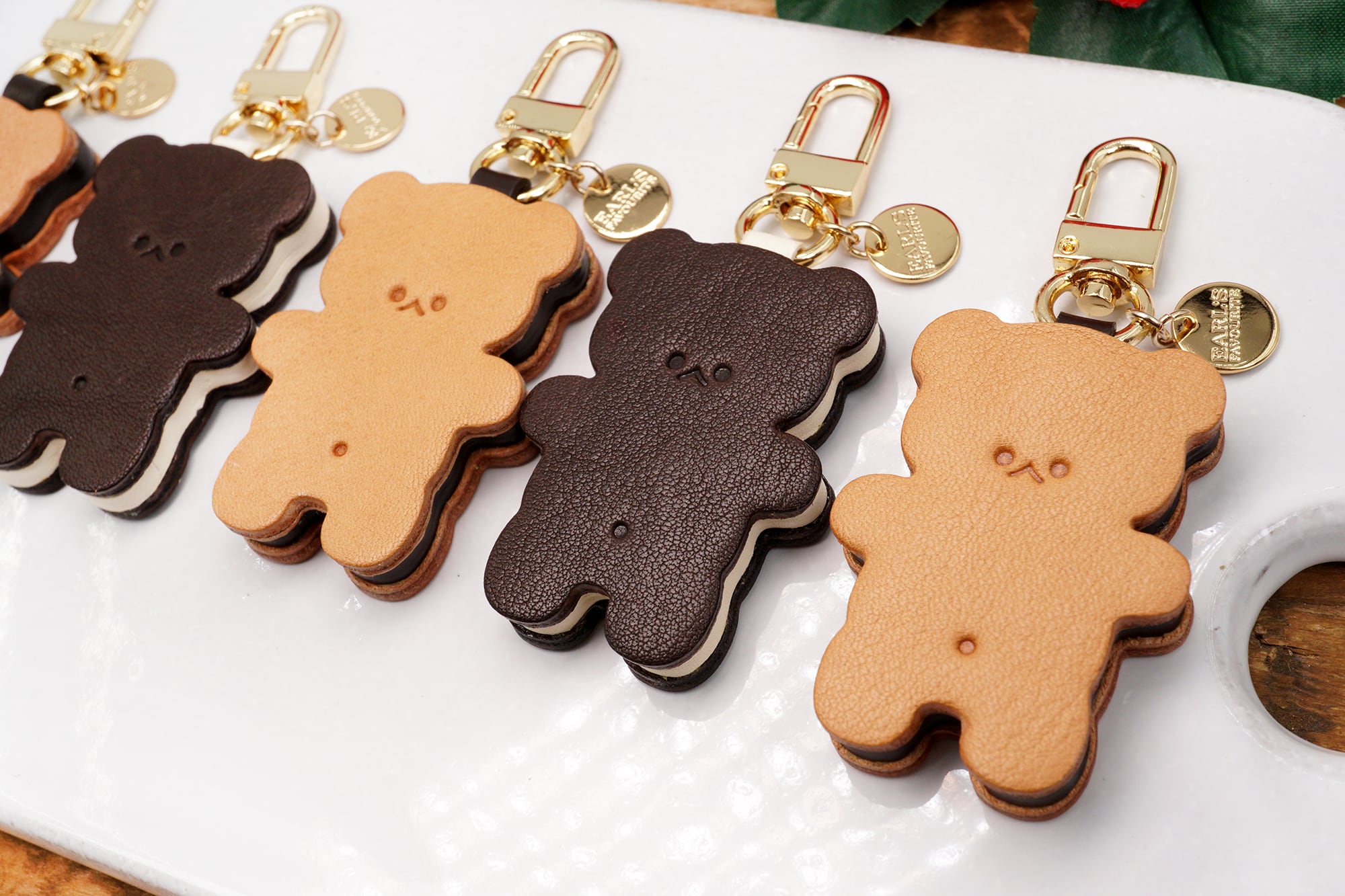 くまちゃんクッキーサンドのキーホルダー（本革製）／お菓子な革小物