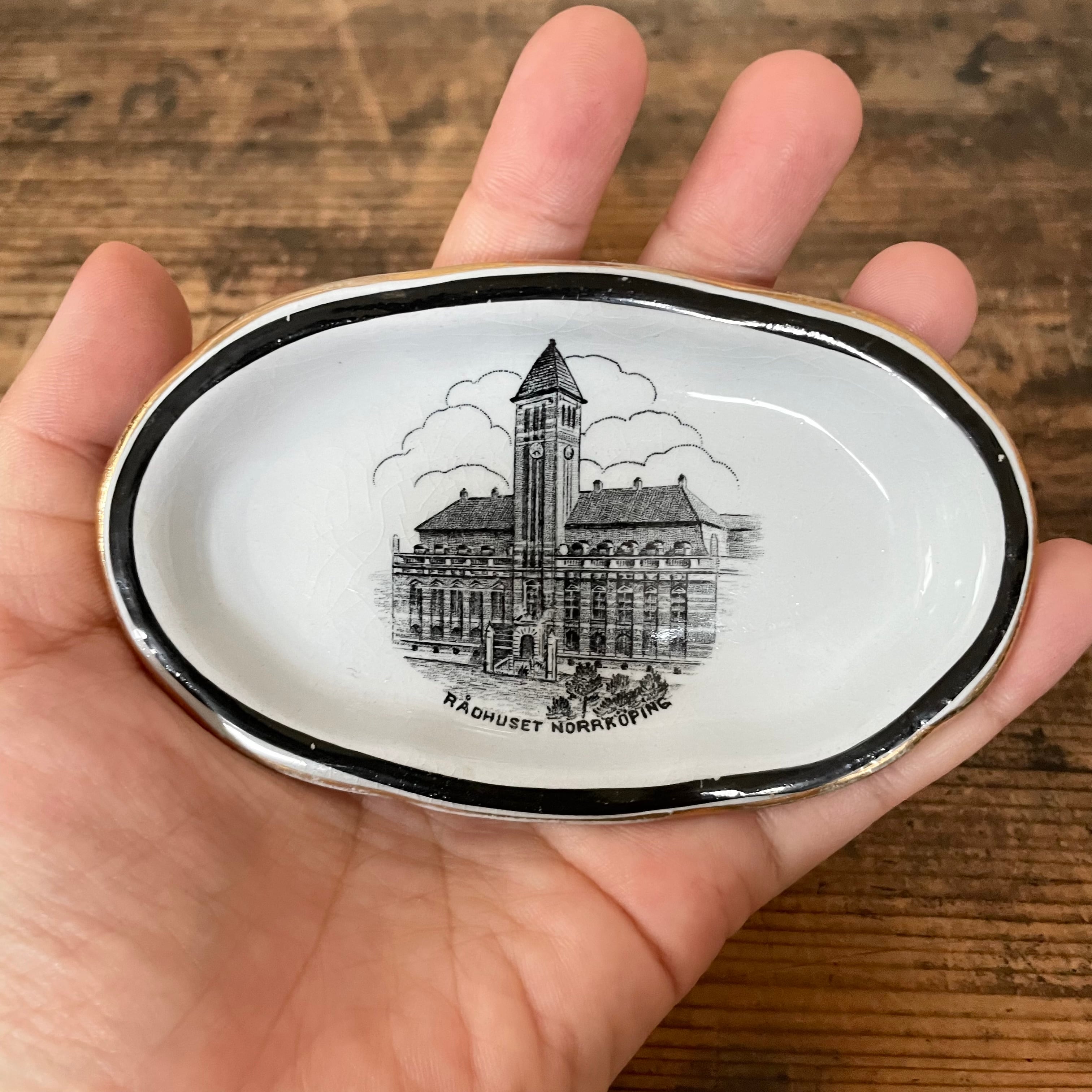 オーバルの建物柄の豆皿