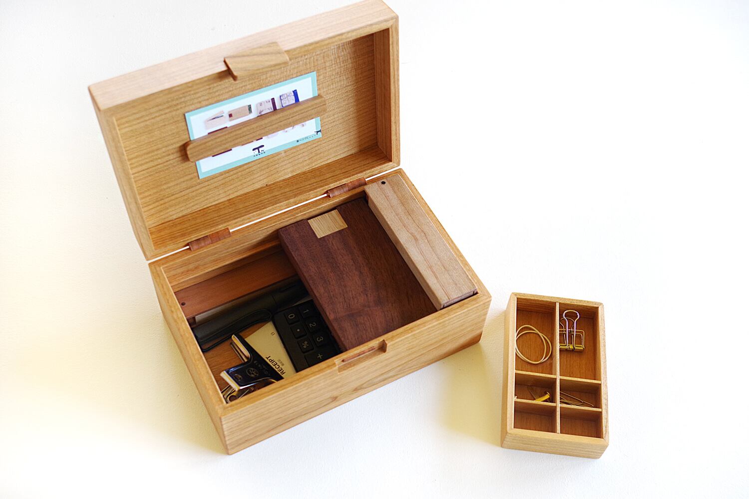 木製の取っ手と蝶番が印象的な「手さげ木箱」/限定樹種 Wooden box