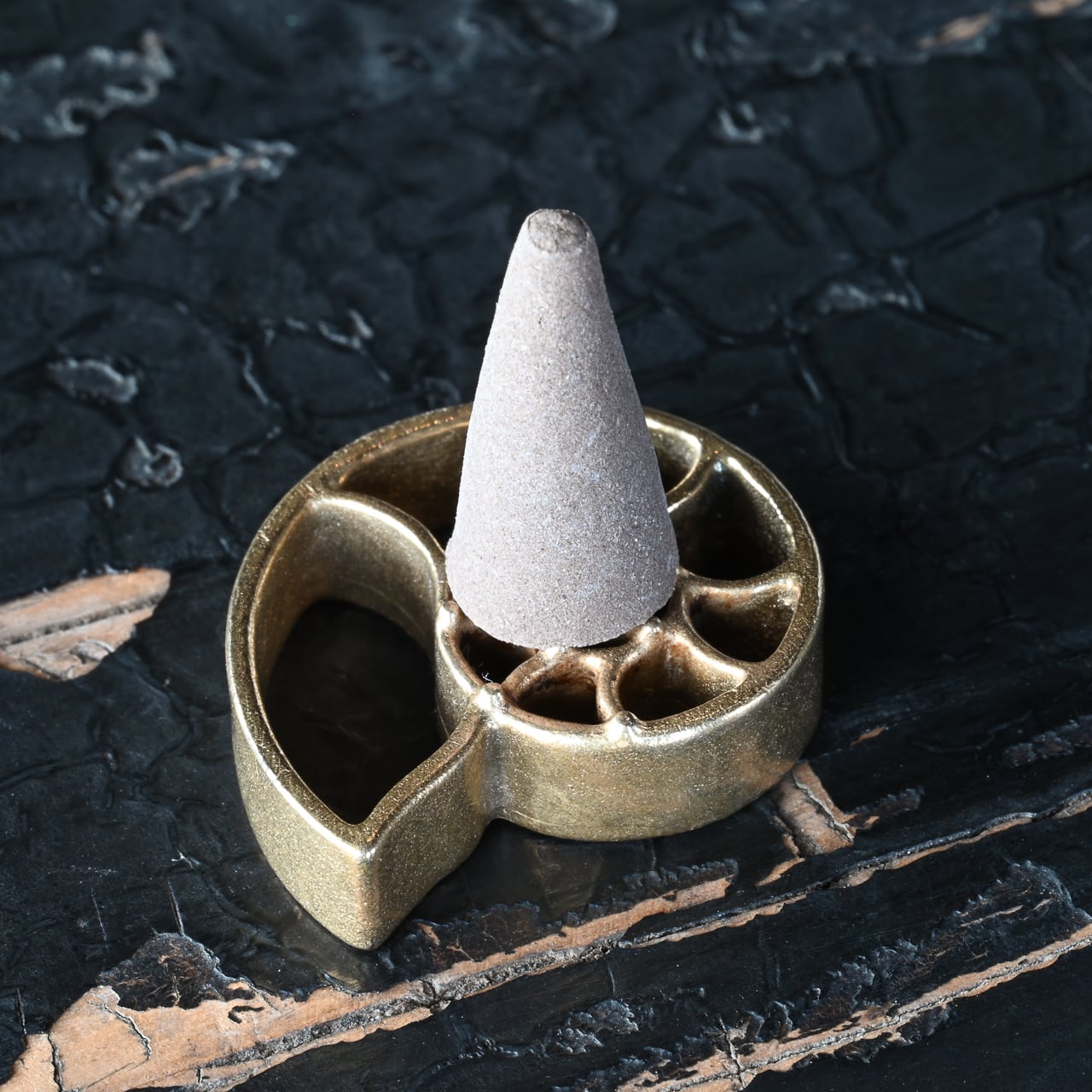 オウムガイをモチーフにした真鍮鋳物のお香立て》Brass Incense holder