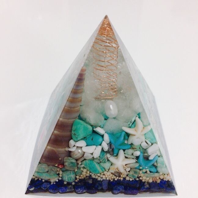 ピラミッド型オルゴナイト☆*。海イメージ♡ホヌ✳︎貝殻✳︎星の砂 ...