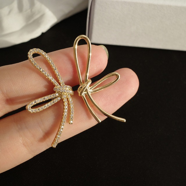 アシンメトリー ラインストーン リボン ピアス