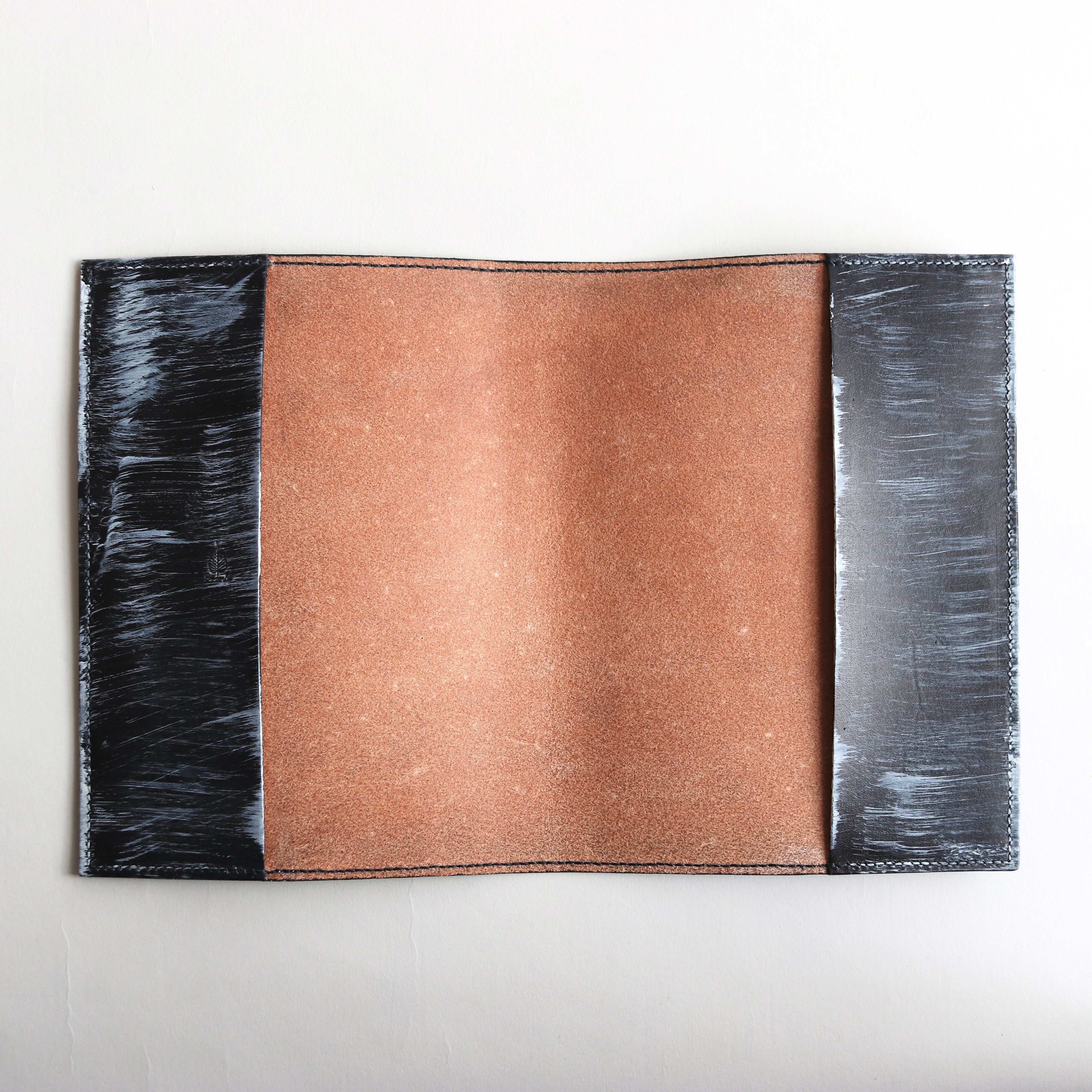 藍×墨×チタン染のソフトカバー単行本ブックカバー | 草木染レザー Sou