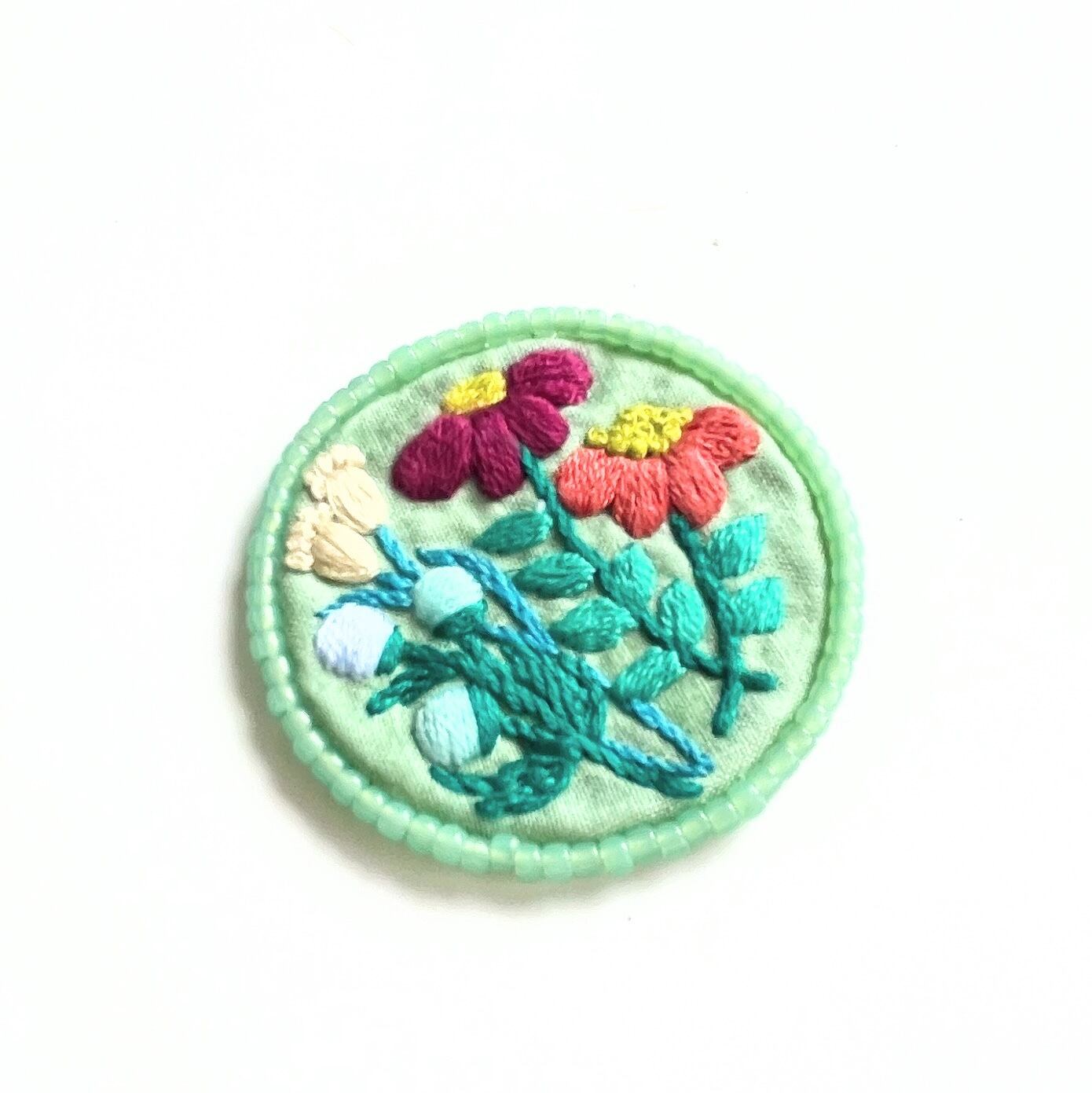 ビーズで飾った草花の刺繍ブローチ【botanical】#306 | j.couture