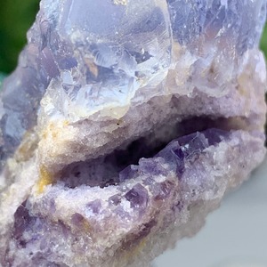 50.ジオードの中にパープルフローライト☆幻想的な色合い☆ヤオガンシャン産・パープルフローライト原石