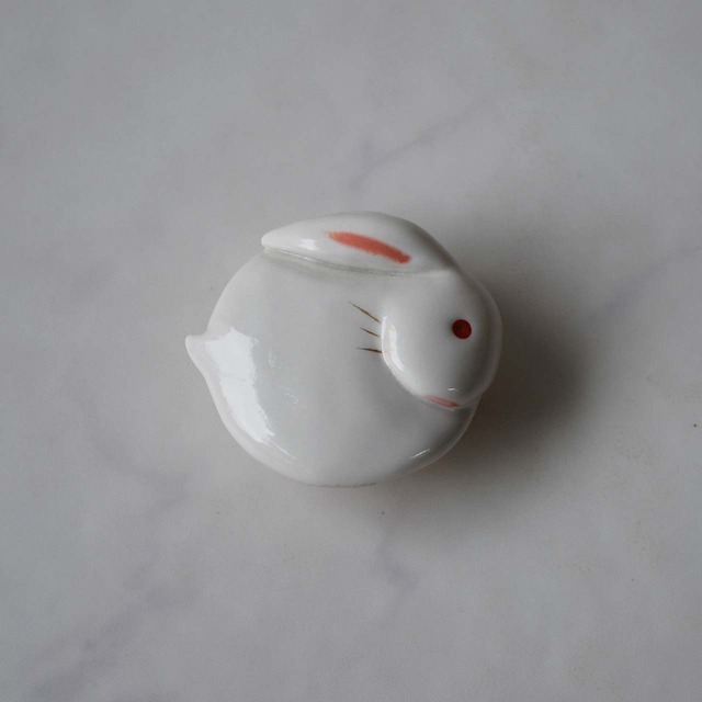 【帯留】白兎　陶器帯留　