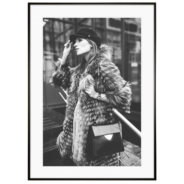 人物写真 毛皮のコートとバッグを持った女性 インテリア モノクロアートポスター額装 AS3286