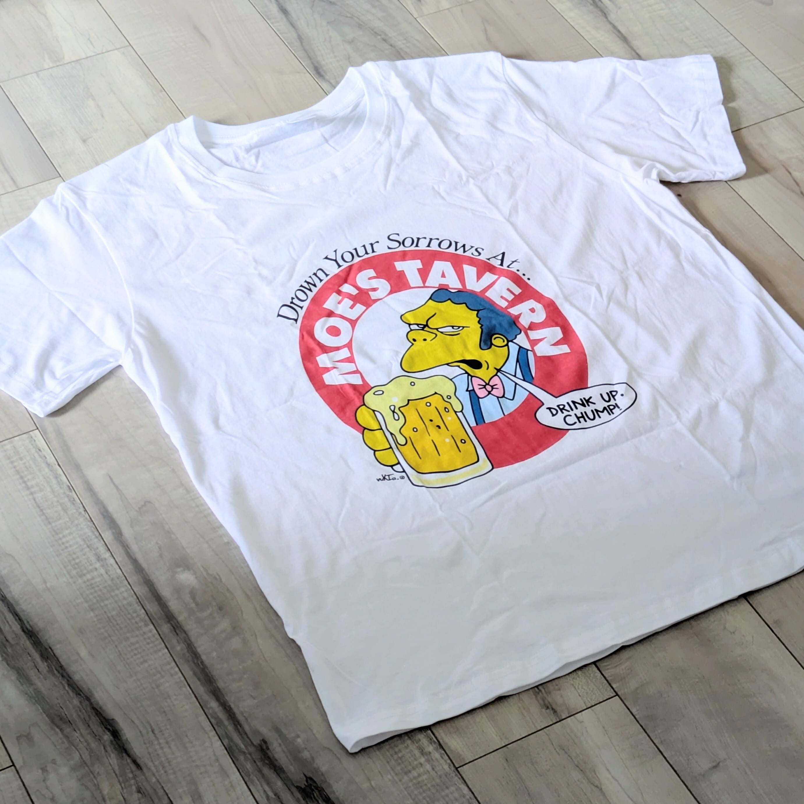 【 ザ・シンプソンズ（The Simpsons）】Moe's Tavern モーのバーTシャツ / モー・シズラック〚アメリカン雑貨 アメトイ〛