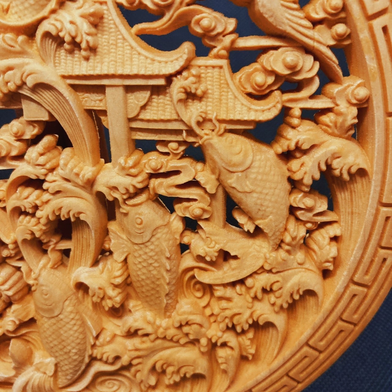 鯉登竜門 小型両面彫（登竜門・滝登り） | 月下蓮華彫刻堂