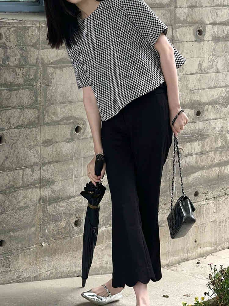知的で洗礼された女性らしさを演出 格子柄半袖カットソー×ウェーブカットヘムパンツ コーデセット オフィスカジュアル きれいめ 黒 大きいサイズ 韓国 CH9047