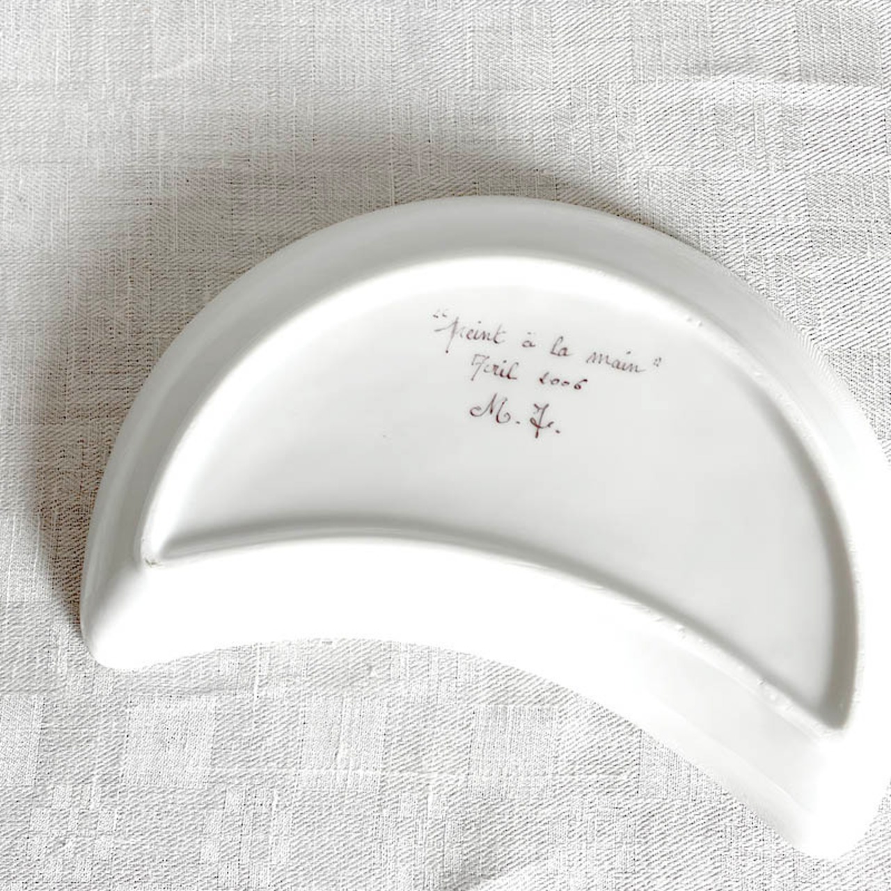 小皿  ラヴィエ　月形のプレート　手描き植物画　紫小花  ムーン　クレセントプレート　三日月形　12twdk4　