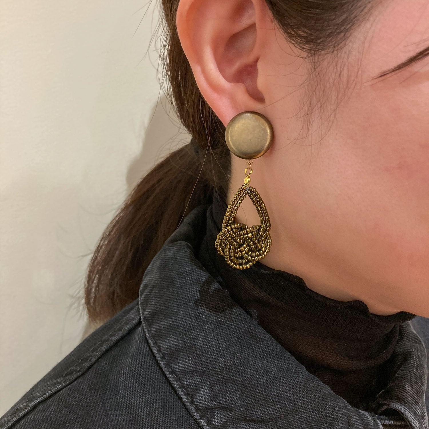 ゴールドボタンとオリジナル水引風ビーズチャームの〈ピアス