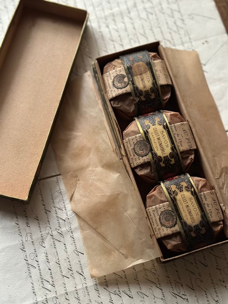 ロジェ•ガレのアンティークサボンBOXと稀少なパウダーケース ★ フランス雑貨 ROGER&GALLET 石鹸入り紙箱 ロジェガレ | Brocante de La Cocotte
