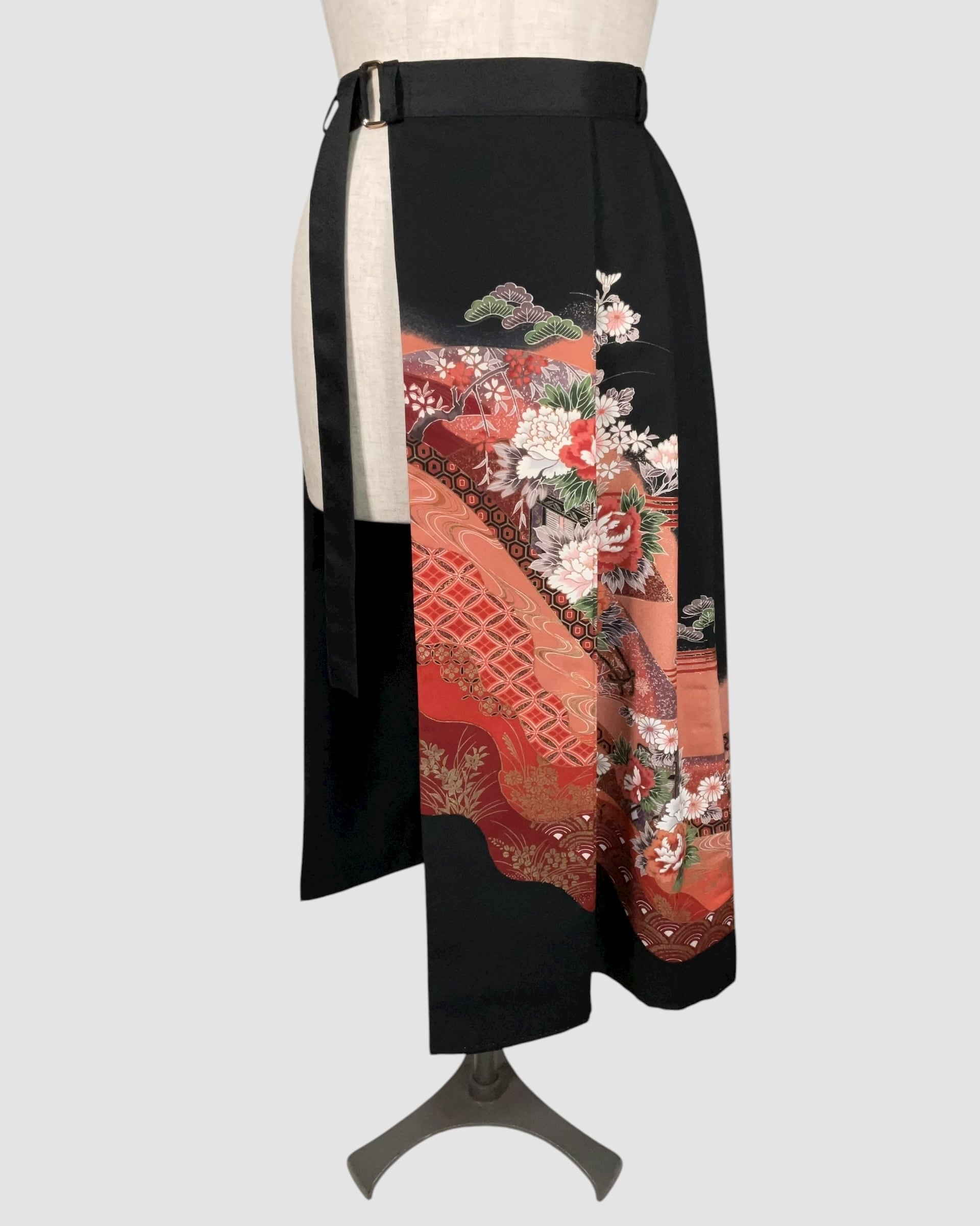 着物重ねスカート(黒留袖より制作) Kimono Overlay Skirt (Made of Kurotomesode-Kimono)