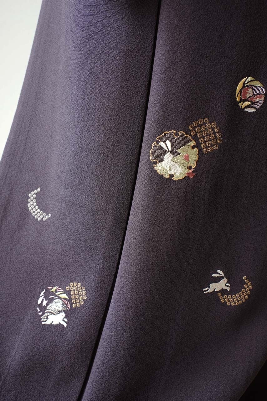 【袷】黒紅色地 刺繍兎文 附下