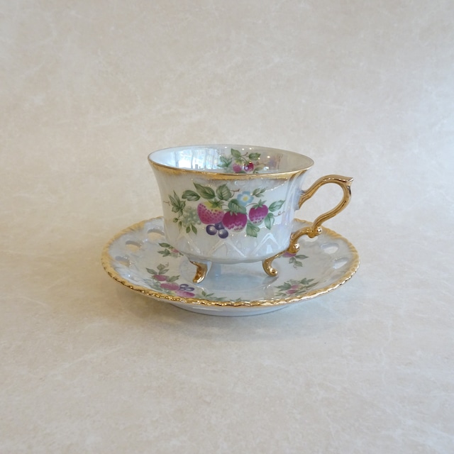 大橋陶器 いちご柄の三つ脚カップ＆ソーサー