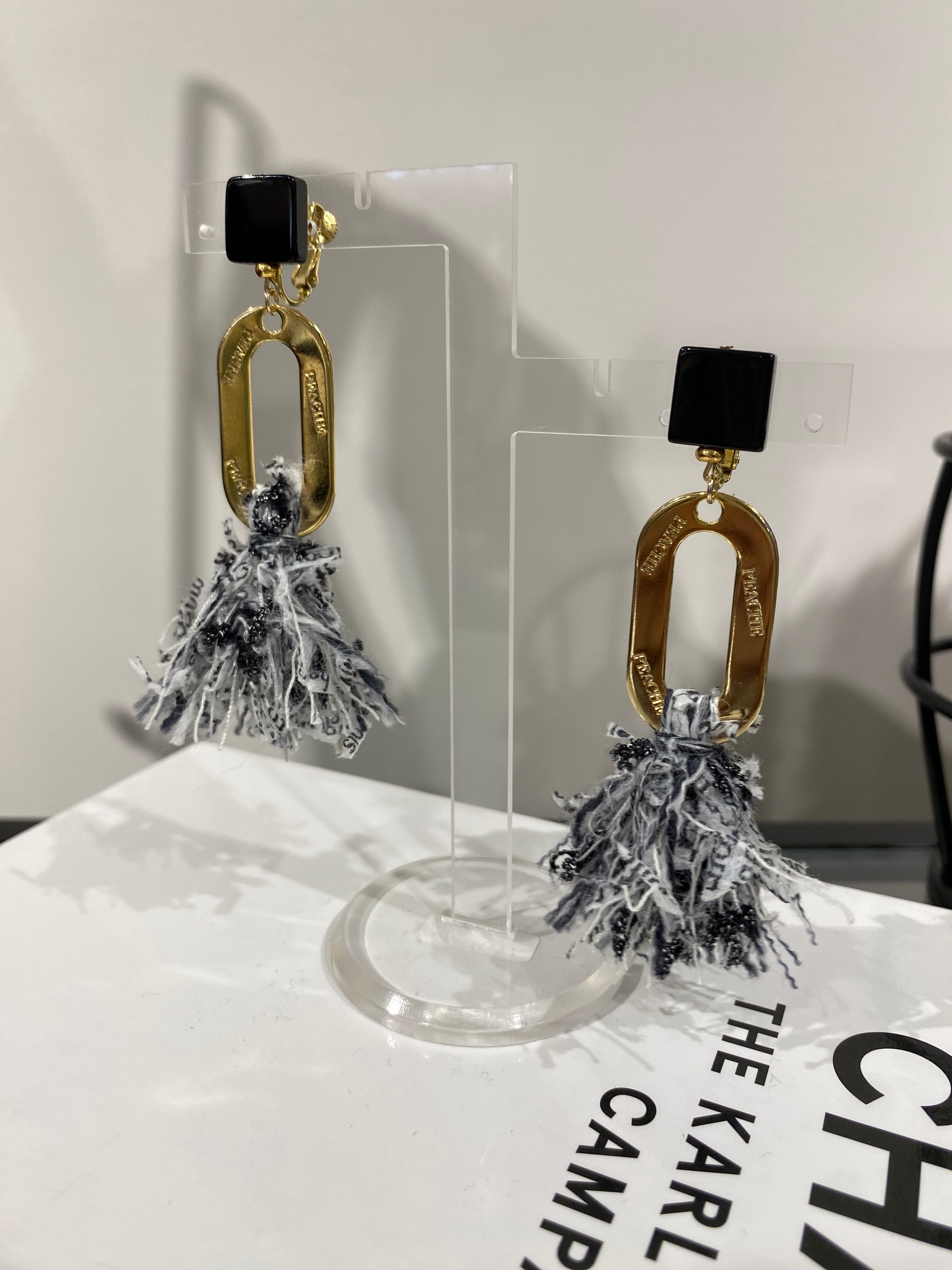 onyx monotone fringe