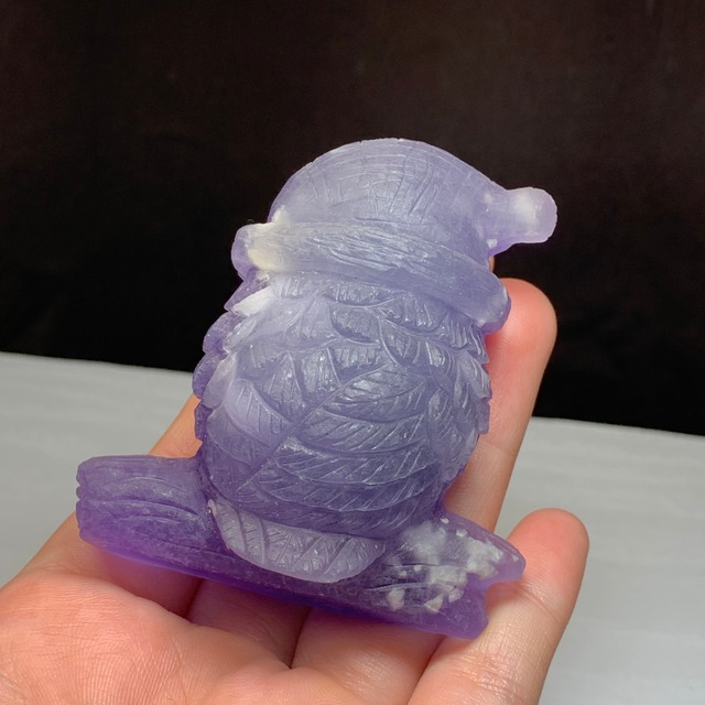 2.帽子をかぶった色合い美しいフローライト・フクロウ