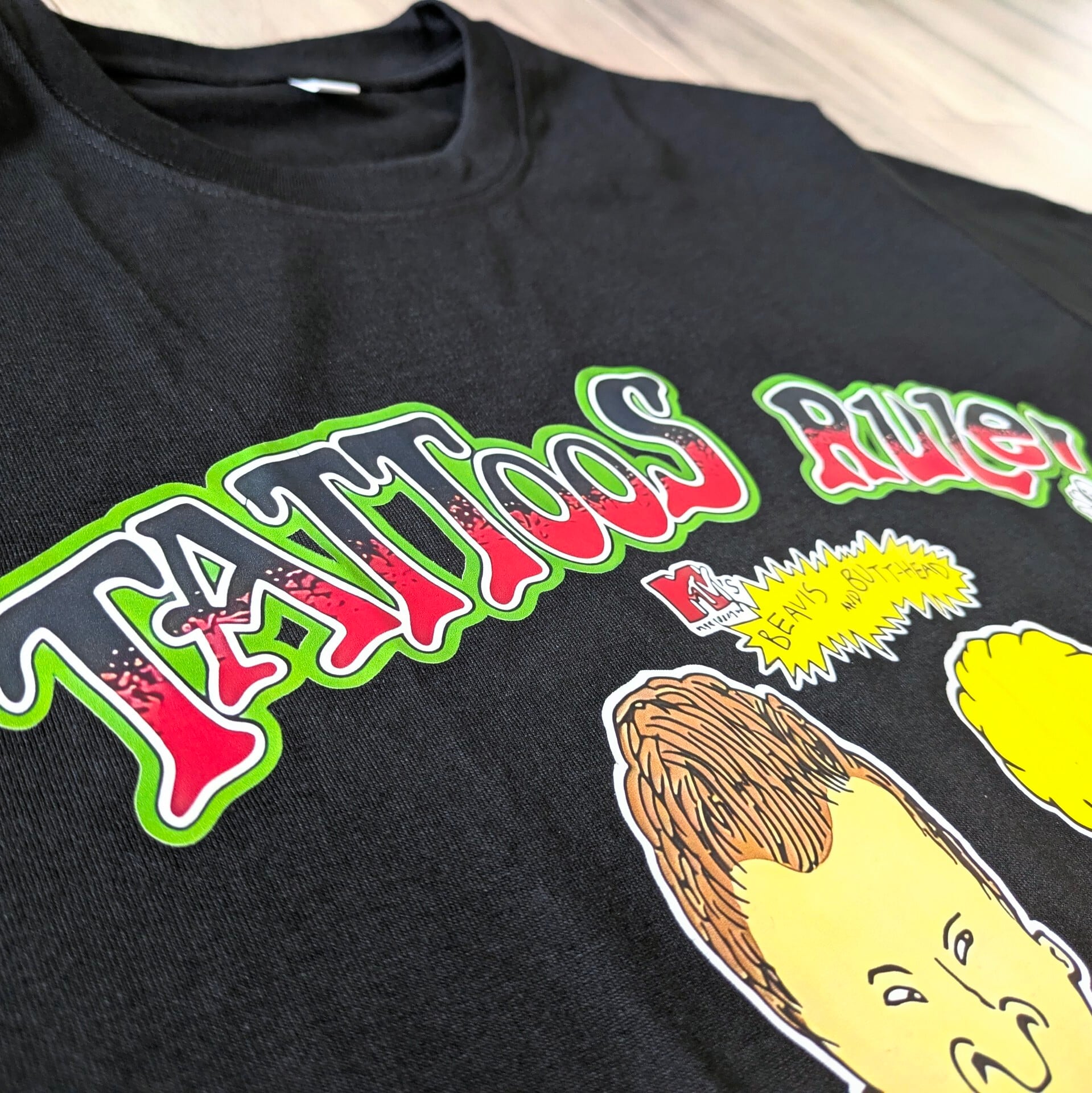 【 Beavis and Butt-Head（ビーバスアンドバットヘッド）】『TATTOOS RULE』  Tシャツ / MTV / TATTOO / タトゥー / BLACK〚アメリカン雑貨 アメトイ〛