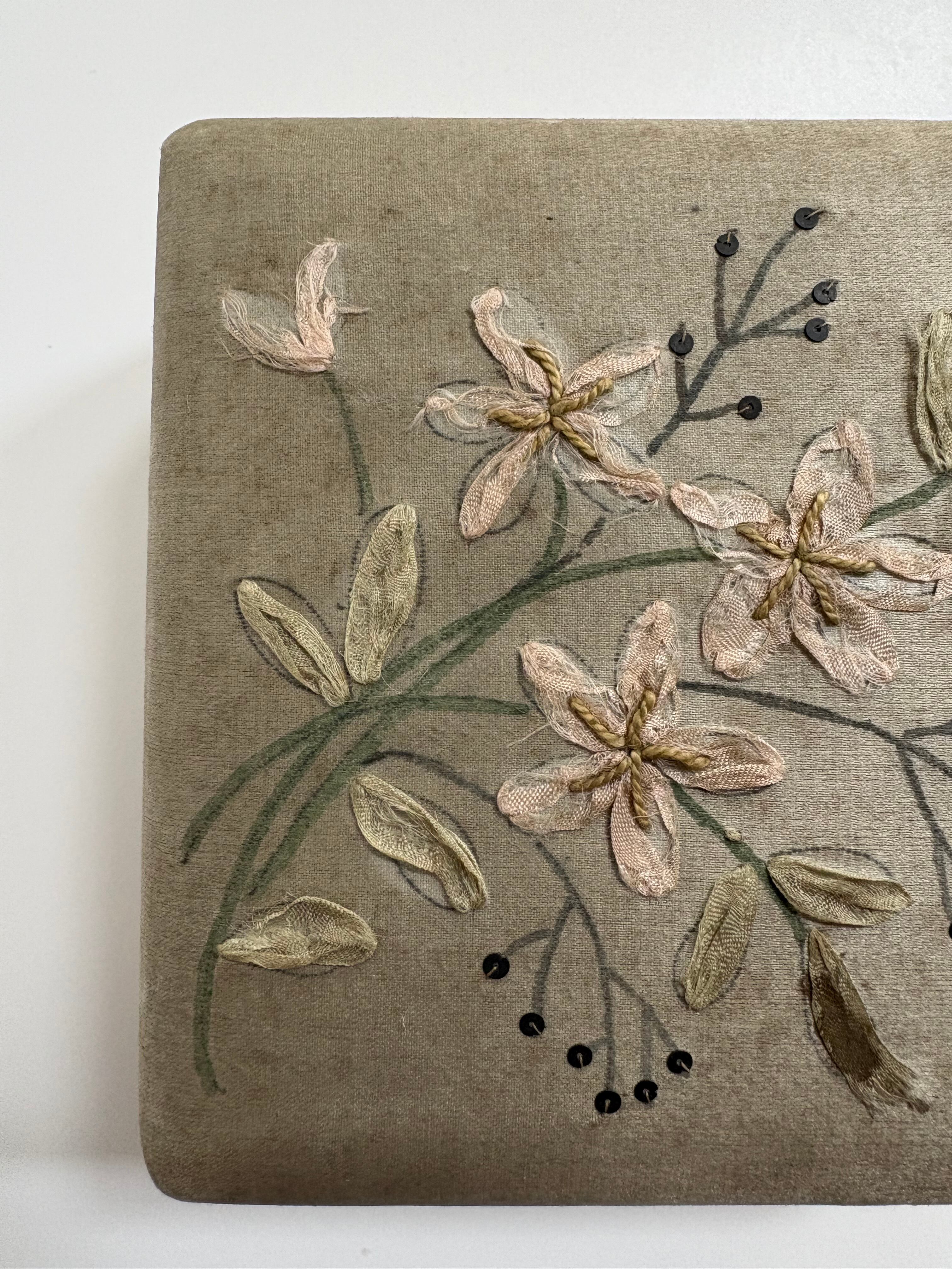 花刺繍のジュエリーボックス（リボンの装飾／小物入れ）｜フランス