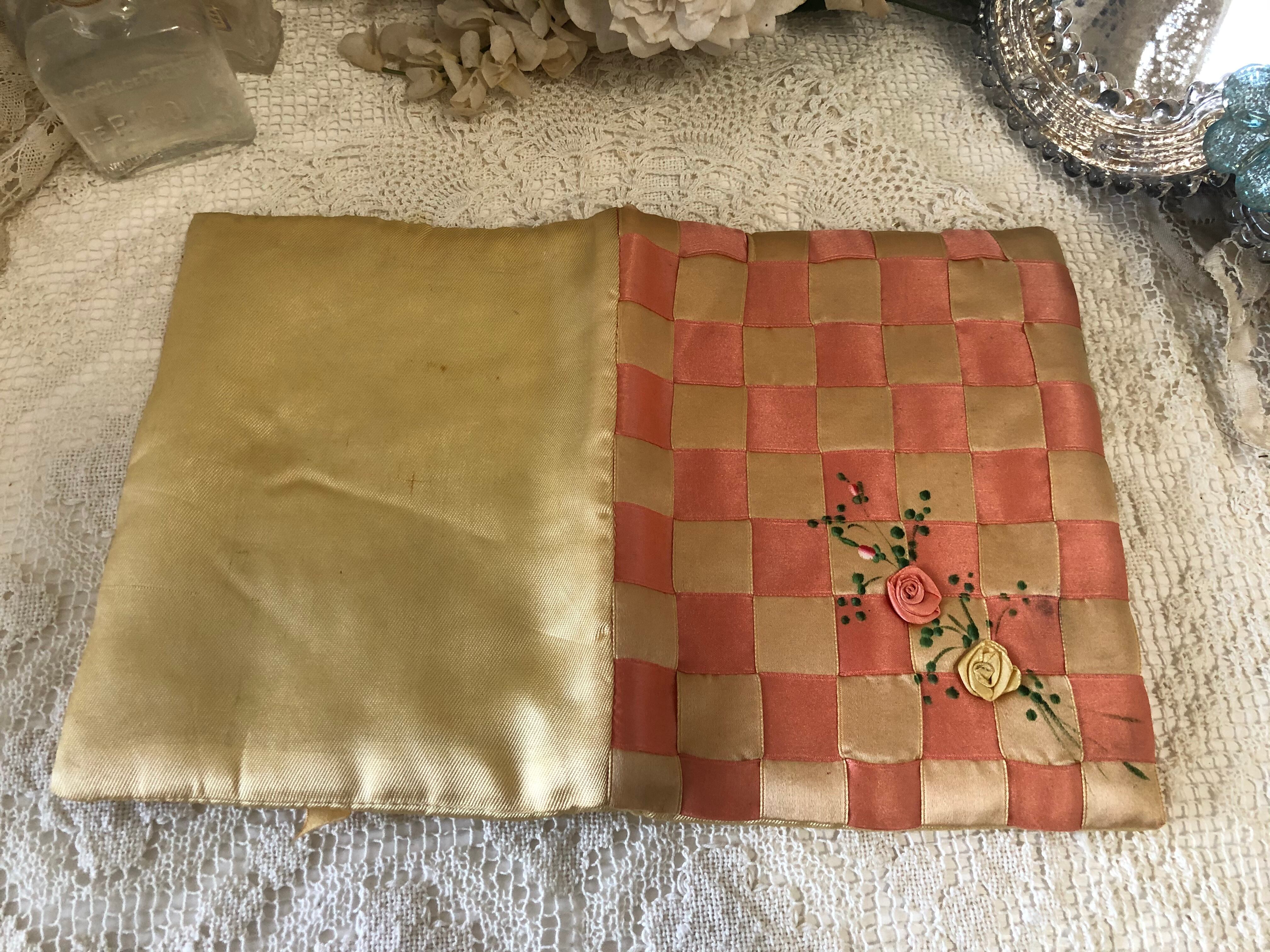 フランス アンティーク シルク 薔薇の刺繍 ハンキーケース | le