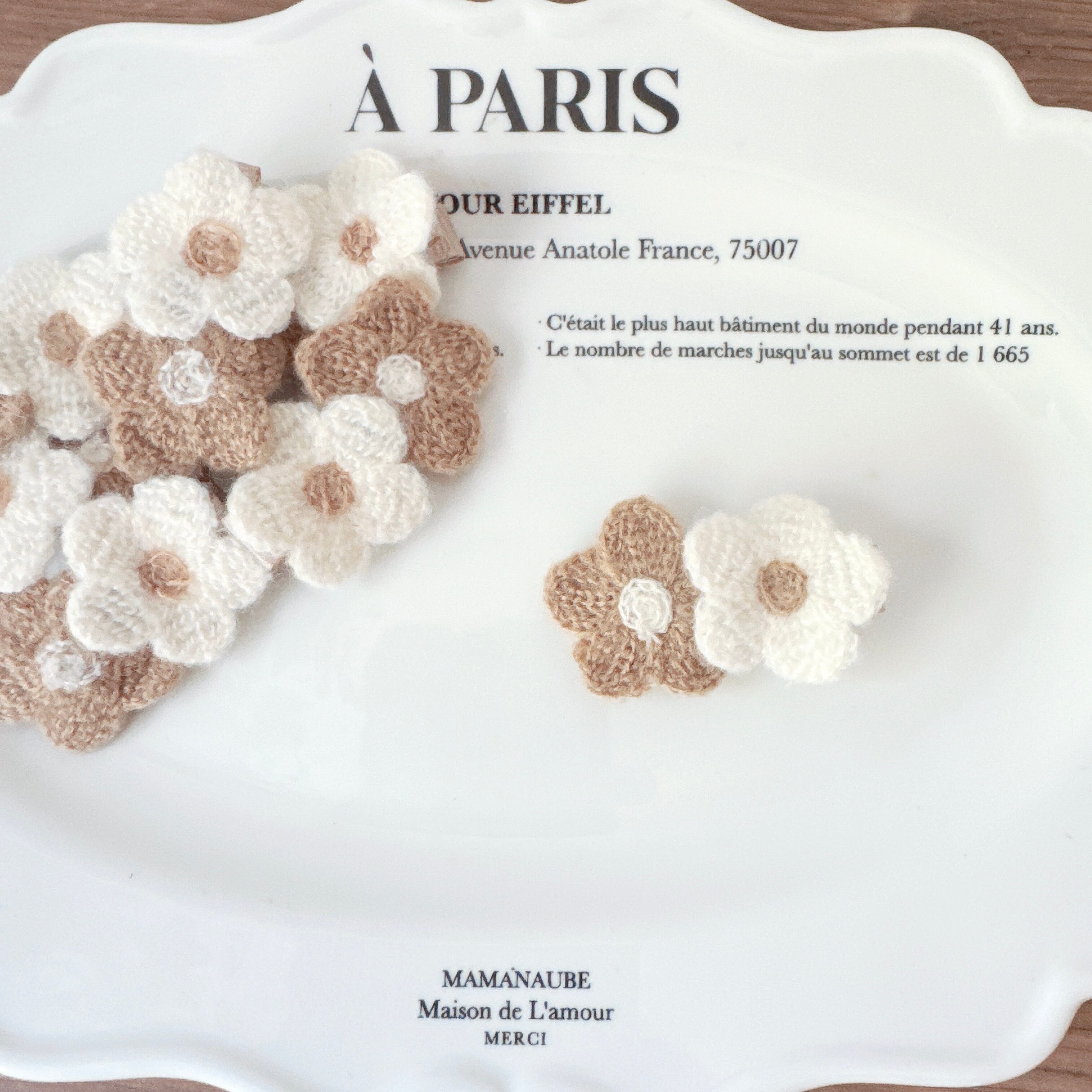 淡色小さなお花パッチン