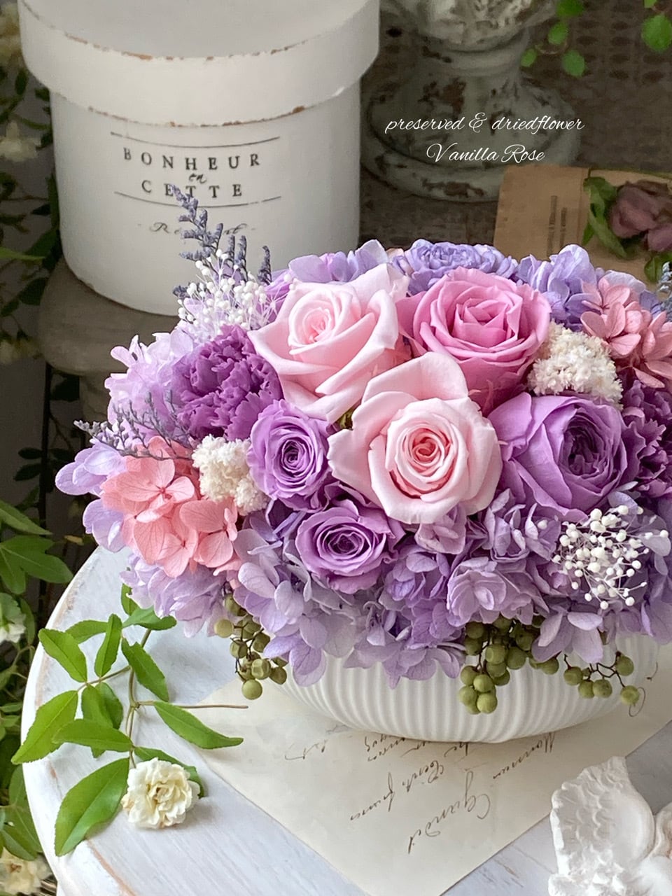 バラと紫陽花のオーバルアレンジメント/ピンクライラック