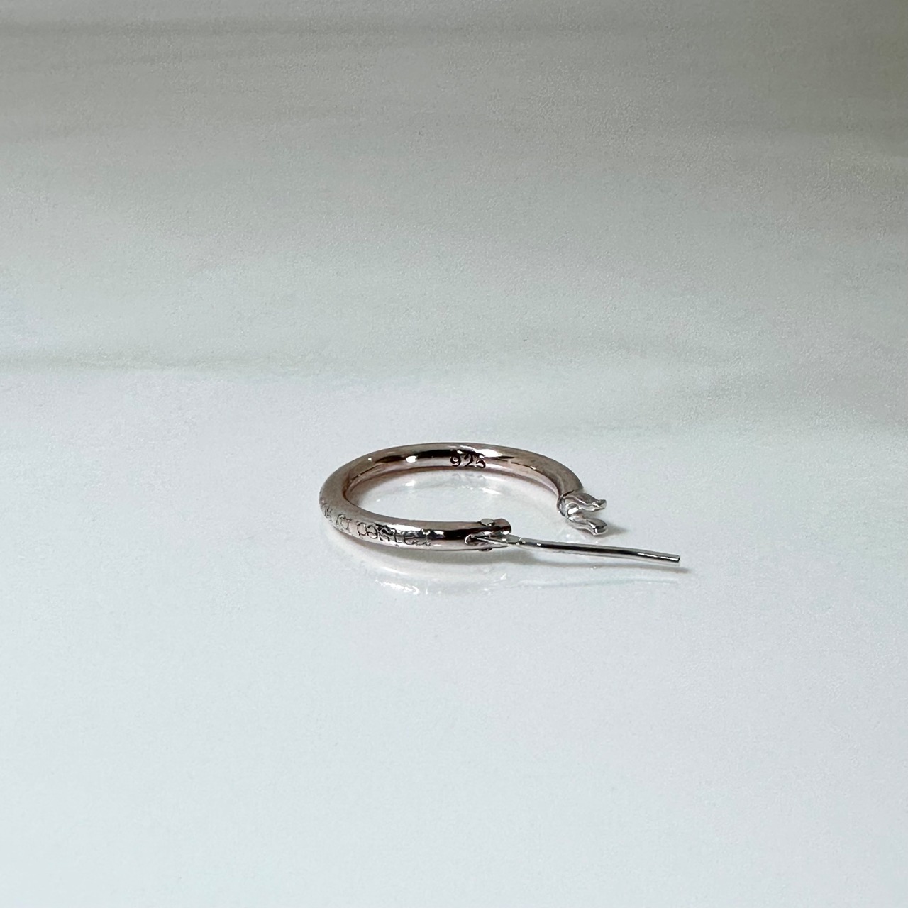 THIN HOOP raised by wolves [LARGE] pink silver / シンフープピアス レイズド バイ ウルヴス L・ピンクシルバー