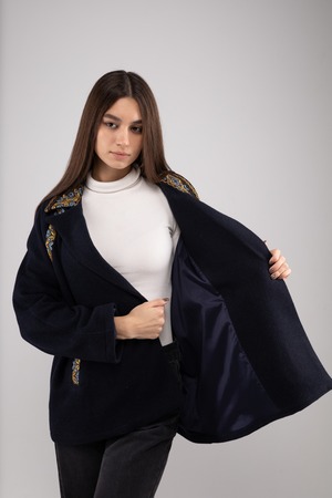 ウクライナ産プレミアムウール100%ジャケットコート（ウクライナ）平行縫い　シルク手刺繍