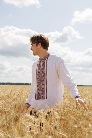 ウクライナ刺繍ヴィシヴァンカ（白）クロスステッチ手刺繍　Mサイズ　メンズ