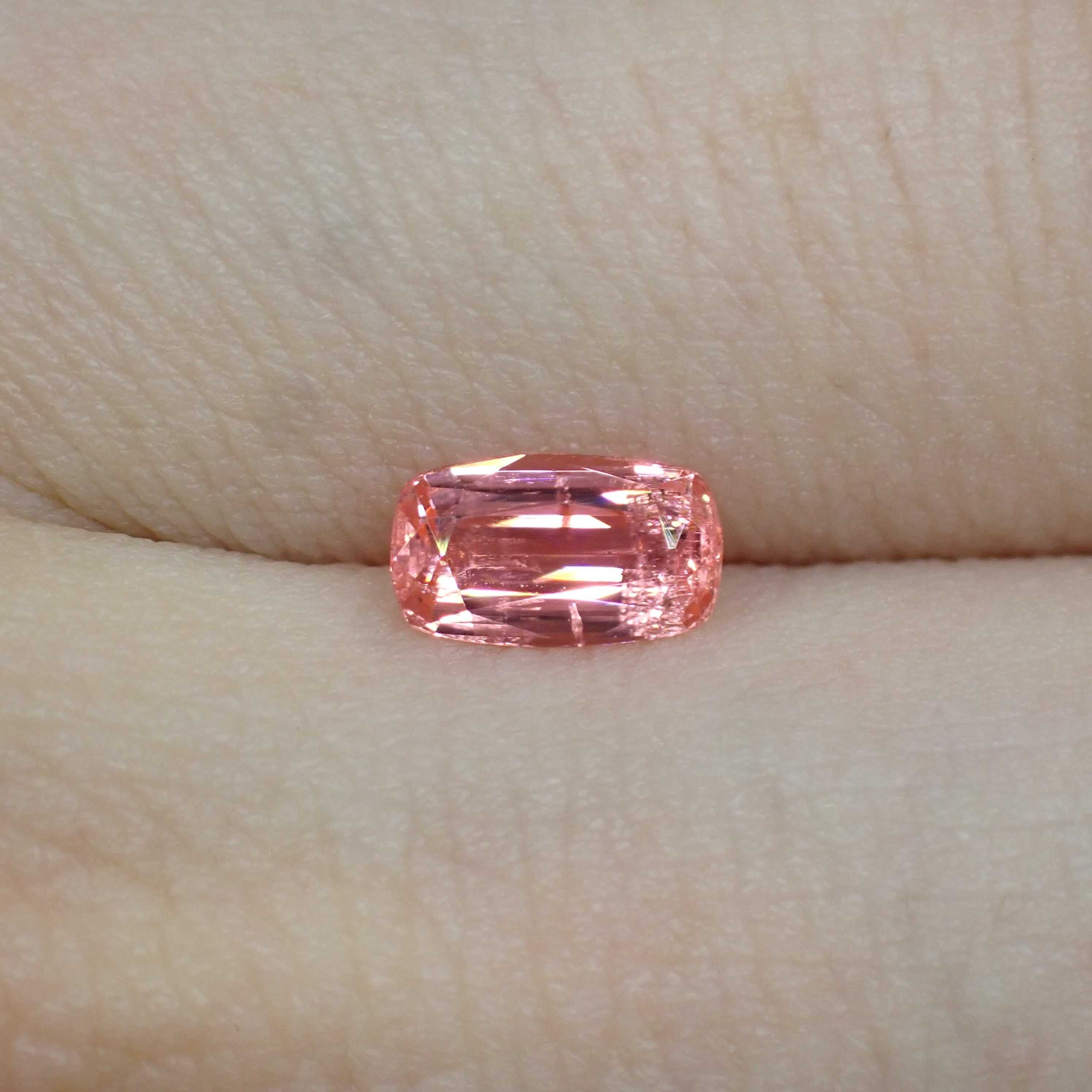 ネオン感 蛍光ペンのような色のヴェイリネナイト 0.469ct | 宝石ルース販売、ジュエリー加工「宝石つむり」
