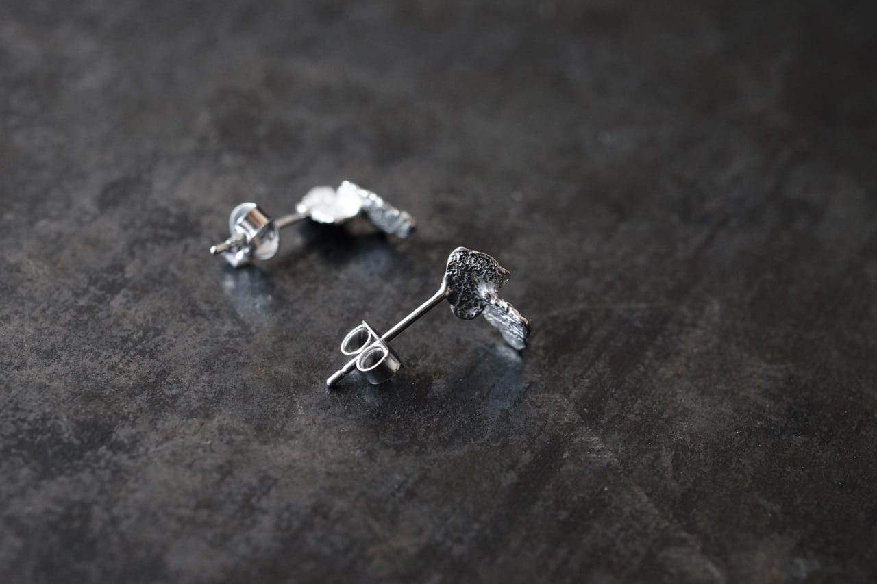 小さな落ち葉のピアス（silver） | SUNn・寸